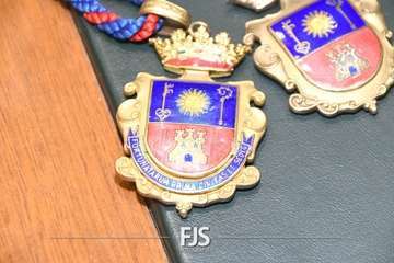 César Santana y Sergio Suárez reciben la medalla acreditativa de concejales de Telde/Francisco Javier Santana.